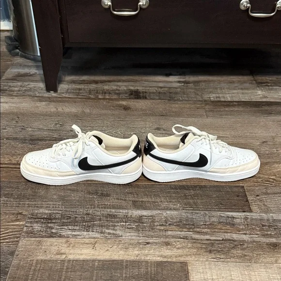 Nike Cream and Black Low-Top Sneakers - Picture 3 of 7